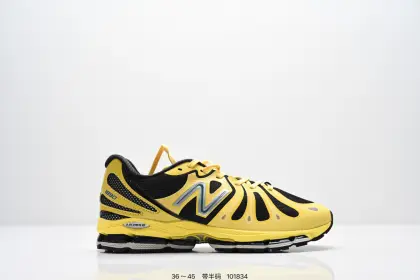 新百伦New Balance最新系列18907运动鞋子,有赛博朋克那味儿了!今年的 New Balance 新鞋型来了!Action Bronson x New Balance 1890 “Cyborg Tears”,由品牌携手高人气多栖艺术家 Action Bronson 带来联名呈现.以「赛博格之泪」为主题,整体气质明显更偏未来科幻路线,既有浓郁的概念表达,同时也保留了 New Balance 一贯擅长的复古运动底色,属于那种一眼就能记住的联名鞋款.鞋型亮点之一,便是分段式中底结构的运用,层次切割清晰,让原本偏复古的跑鞋轮廓多了几分机能与速度感,也进一步强化了 1890 这次想要表达的「复古与未来并存」的设定.细节方面,「Cyborg Tears」在鞋面融入水滴造型的呈现方式,直击主题之余,也让整双鞋的视觉效果更有「赛博朋克」氛围:既怪诞又精致,存在感拉满. 货号:U18909WH 含半码 编码: 101834